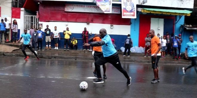 جورج ويا الرئيس يمارس كرة القدم مع شعبه