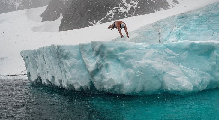 بريطاني ..أول شخص يسبح بالقطب الجنوبي المتجمد