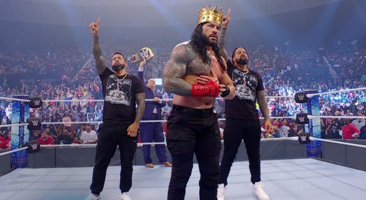 WWE: تتويج رومان راينز بعد أن ساعده "The Bloodline" في التخلص من كينغ وودز