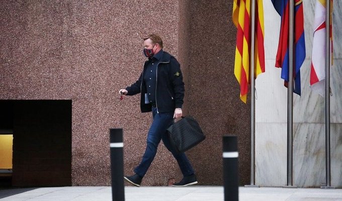 كومان يطلب صفقتين من مرشحي رئاسة برشلونة 