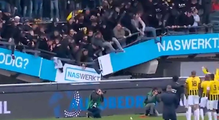بالفيديو - سقوط مدرج المشجعين خلال احتفالهم في الدوري الهولندي