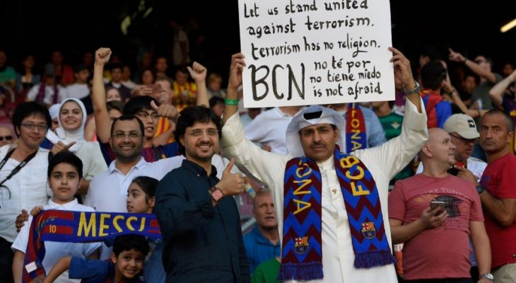 مشجع قطري يوجه رسالة من مدرجات برشلونة