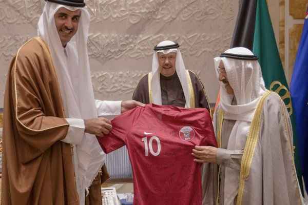 امير قطر يهدي قميص بطل اسيا الى امير الكويت