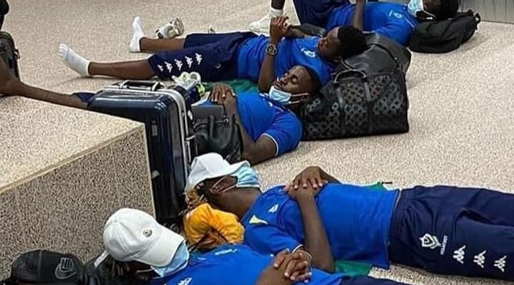 الإتحاد الغابوني يتّهم غامبيا بإحتجاز لاعبي المنتخب في المطار