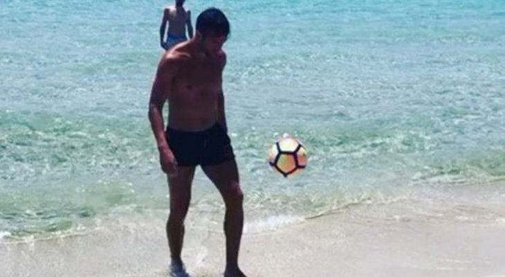 فابريغاس يُراقص الكرة على الشاطئ