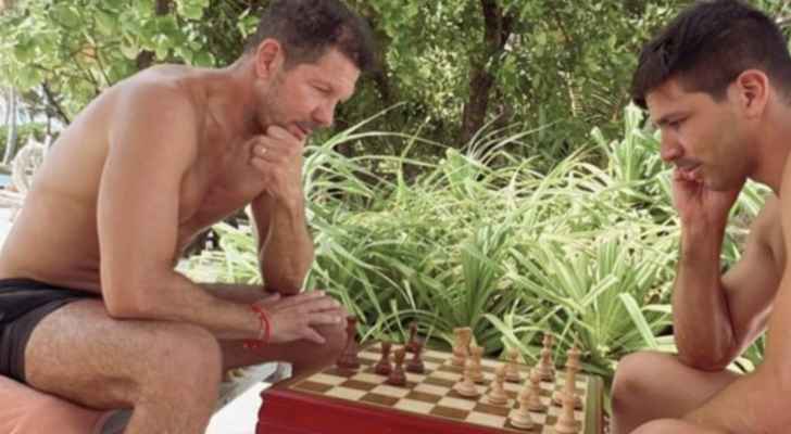 سيميوني يلعب الشطرنج مع نجله