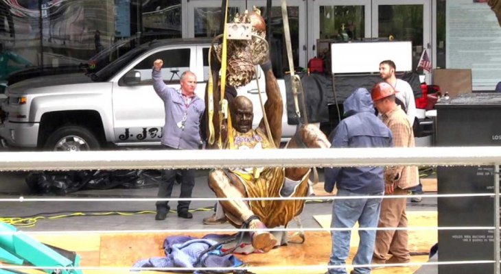 الكشف عن تمثال لشاكيل اونيل مع الليكرز
