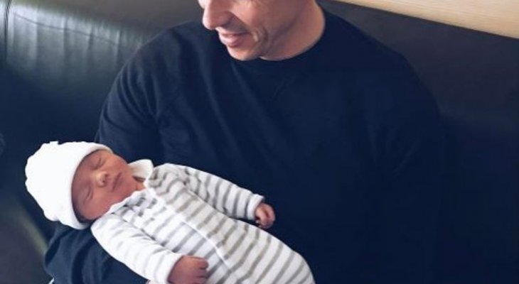 توتو وولف يحمل طفله المولود حديثًا