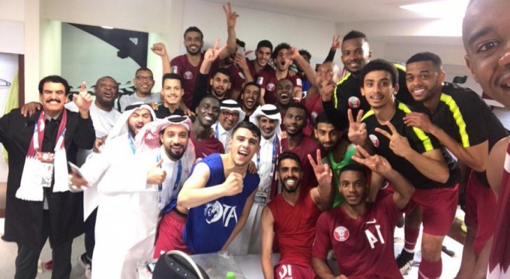 لاعبو قطر يحتفلون في غرف الملابس عقب الفوز على السعودية