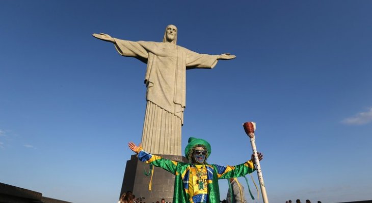 الشعلة الاولمبية تُرفع أمام تمثال المسيح في ريو دي جانيرو