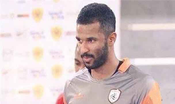 اتحاد الكرة السعودي يُبطل انتقال حارس الشباب محمد العويس للأهلي