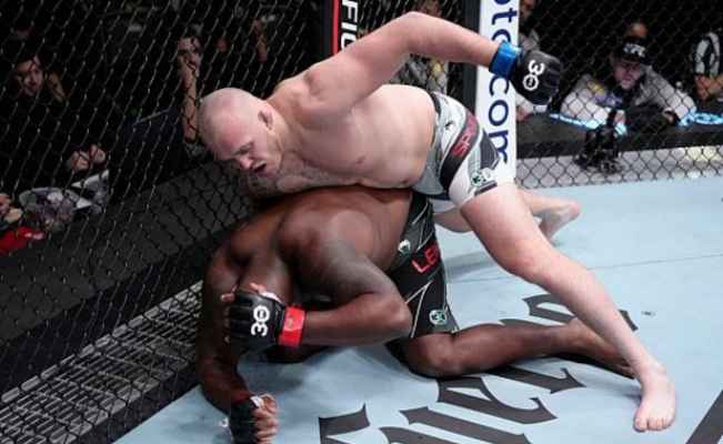 UFC: سبيفاك يخضع لويس في المباراة الرئيسية على لقب الوزن الثقيل