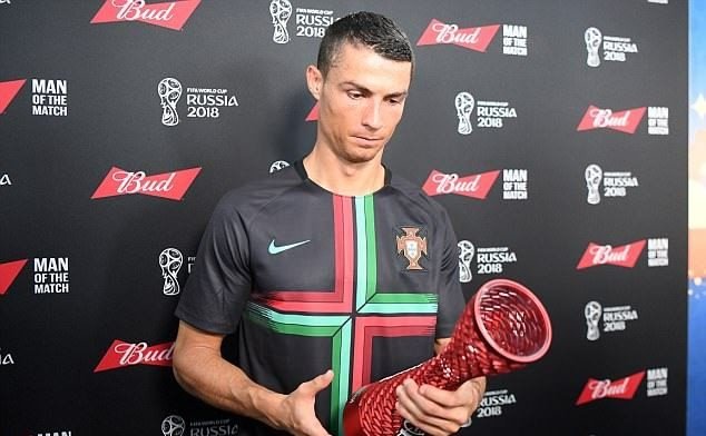 رونالدو يستلم جائزة افضل لاعب في مباراة اسبانيا البرتغال