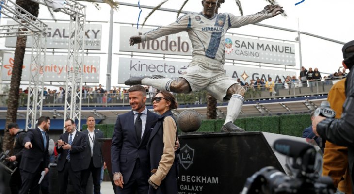 غالاكسي يكشف الستار عن تمثال تكريمي لبيكهام في لوس أنجلوس 