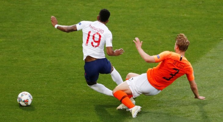 قرارات صائبة من الحكم الفرنسي في مباراة هولندا وانكلترا 