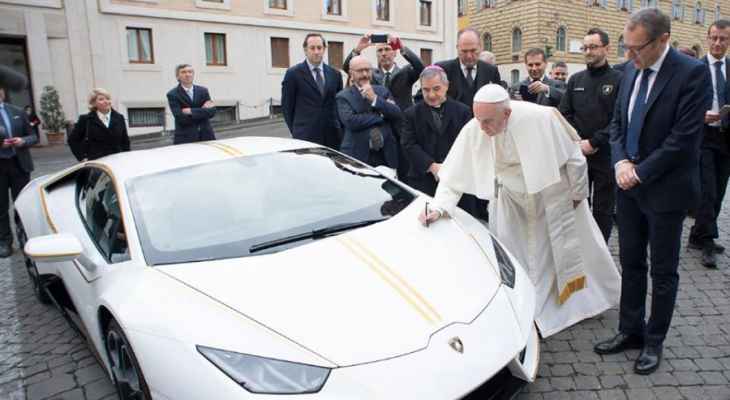 لامبورغيني تهدي بابا الفاتيكان سيارة مميزة 