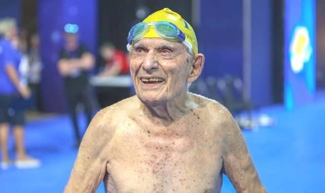 عمره 99 عاما.. ويحطم رقما قياسيا في السباحة 
