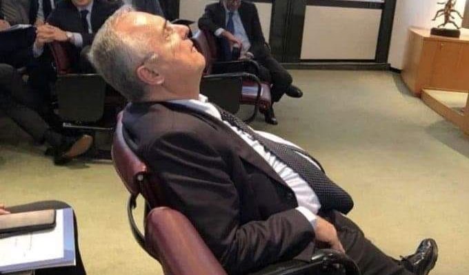 رئيس لاتسيو يغفو خلال إجتماع رابطة الدوري الايطالي