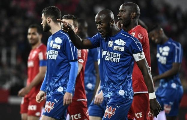 توقف مباراة في الدوري الفرنسي بسبب الهتافات العنصرية