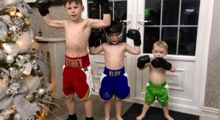 أولاد واين روني يلبسون قفازات الملاكمة في البوكسينغ داي