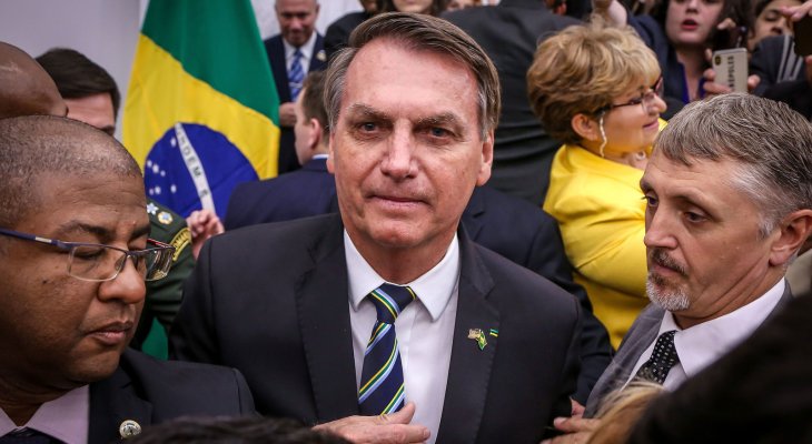 عدم حيازته على شهادة اللقاح يمنع الرئيس البرازيلي من الدخول للملعب