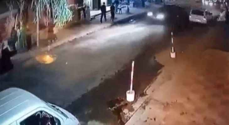 مشجع جزائري يتسبب بمقتل امراة واصابة طفلة 