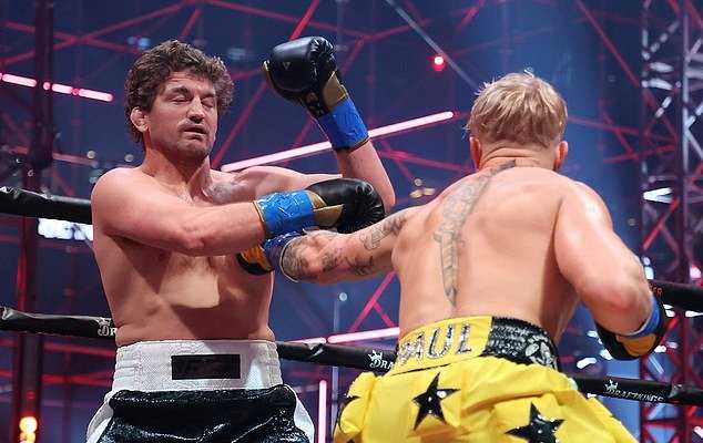 بول يتفوق على بطل UFC سابق ويريد مواجهة ماكغروغر