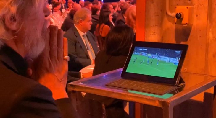 رئيس سامبدوريا يتابع مباراة فريقه خلال حفل جوائز الدوري الايطالي