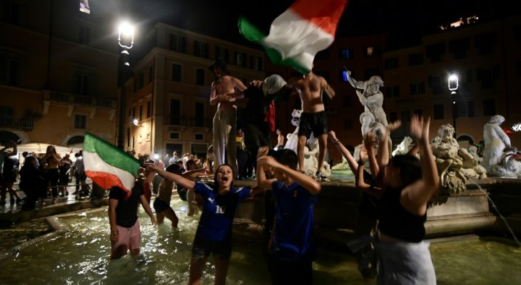 كأس أوروبا: إيطاليا تحتفل بتتويج أنساها مأساة كورونا 