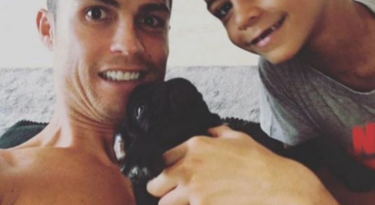 كريستيانو رونالدو مع إبنه وكلبه الجديد