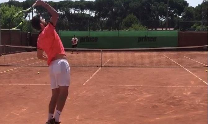 جيرارد بيكيه يلعب كرة المضرب