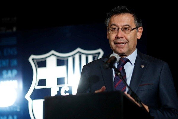 رئيس برشلونة يفضل لاعبه على نيمار وينصف تقنية الفيديو 