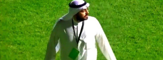 حادثة غريبة في الدوري الكويتي: مسؤول في النادي يقتحم الملعب مطالبا لاعبيه بالانسحاب