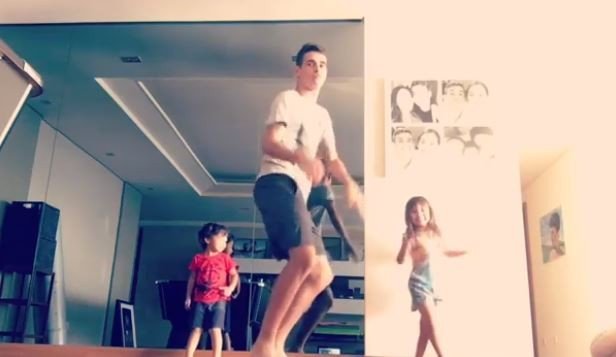 أوسكار يرقص مع أولاده