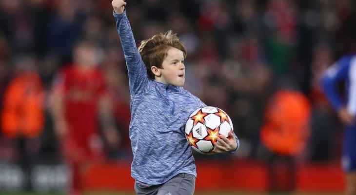 طفل يقتحم مباراة ليفربول وبورتو ويسرق الكرة ويفر هاربا