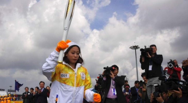 لأول مرة في العالم.. روبوت يحمل الشعلة الأولمبية 