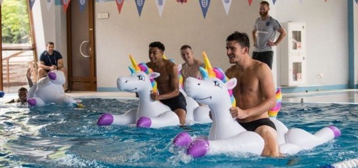 لاعبو انكلترا يستمتعون بوقتهم بعد الفوز على تونس