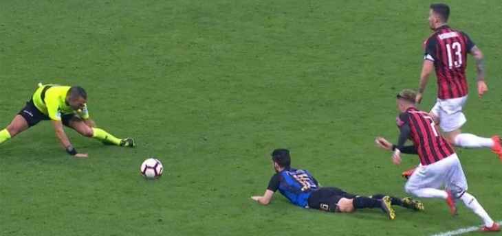 فيديو: حكم مباراة ديربي ميلانو يقع في موقف حرج