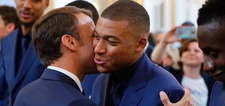 الرئيس الفرنسي يمنح أوسمة شرف إلى لاعبي المنتخب