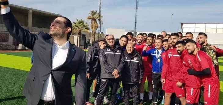 الرئيس الحريري يزور تدريبات المنتخب اللبناني ويلتقط صورة "سيلفي"