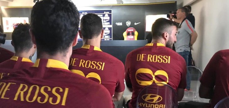 لاعبو روما يرتدون قميص دي روسي خلال المؤتمر الصحافي