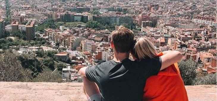 دي يونغ وصديقته في برشلونة: فصلنا الجديد