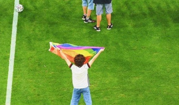 مشجّع يقتحم ملعب مباراة ألمانيا والمجر ملوحا بعلم المثليّين