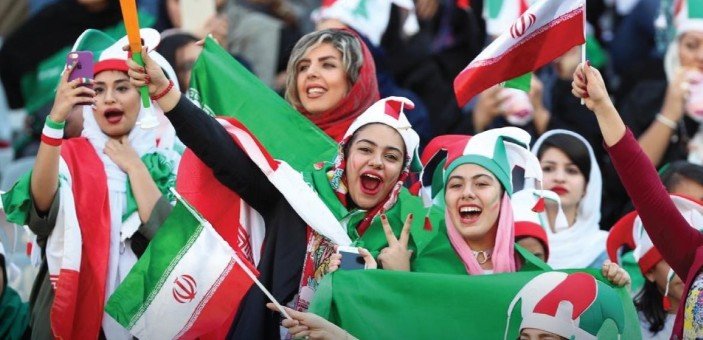 مشجعات إيرانيّات في ملاعب كرة القدم لأول مرة منذ عام 1979
