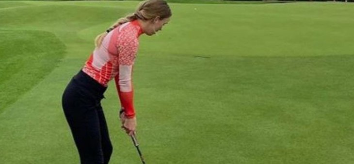 كارولين فوزنياكي تحاول لعب الغولف