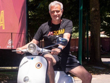مورينيو يصل إلى تدريبات روما بدراجة ناريّة