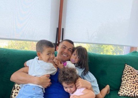 رونالدو مع أطفاله