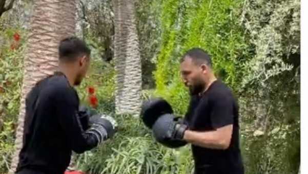 حكيمي يمارس الملاكمة في تونس 