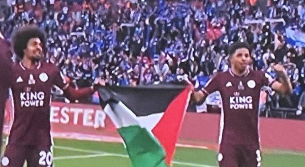 لاعبا ليستر سيتي يرفعان علم فلسطين 