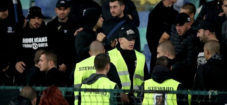 هل شارك رجال الأمن بالهتافات العنصرية خلال مباراة بلغاريا وانكلترا؟